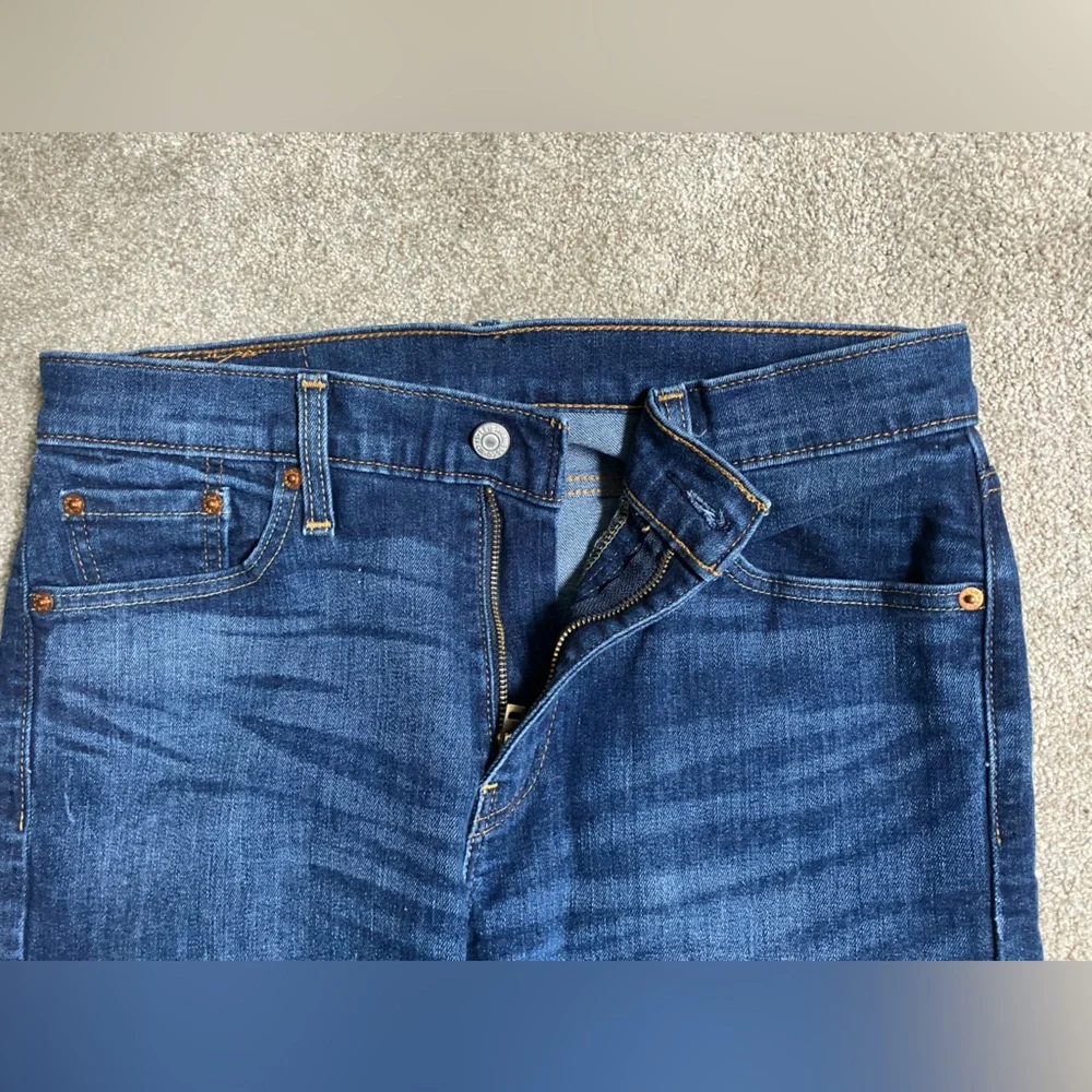 LEVIS  513 slim straight leg blue denim jeans closet staple classic 30 x 30